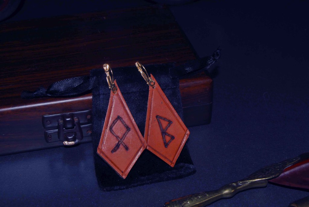 Pendientes, pirograbados, cuero natural, runas, artesanía, hecho a mano. Mod. 12