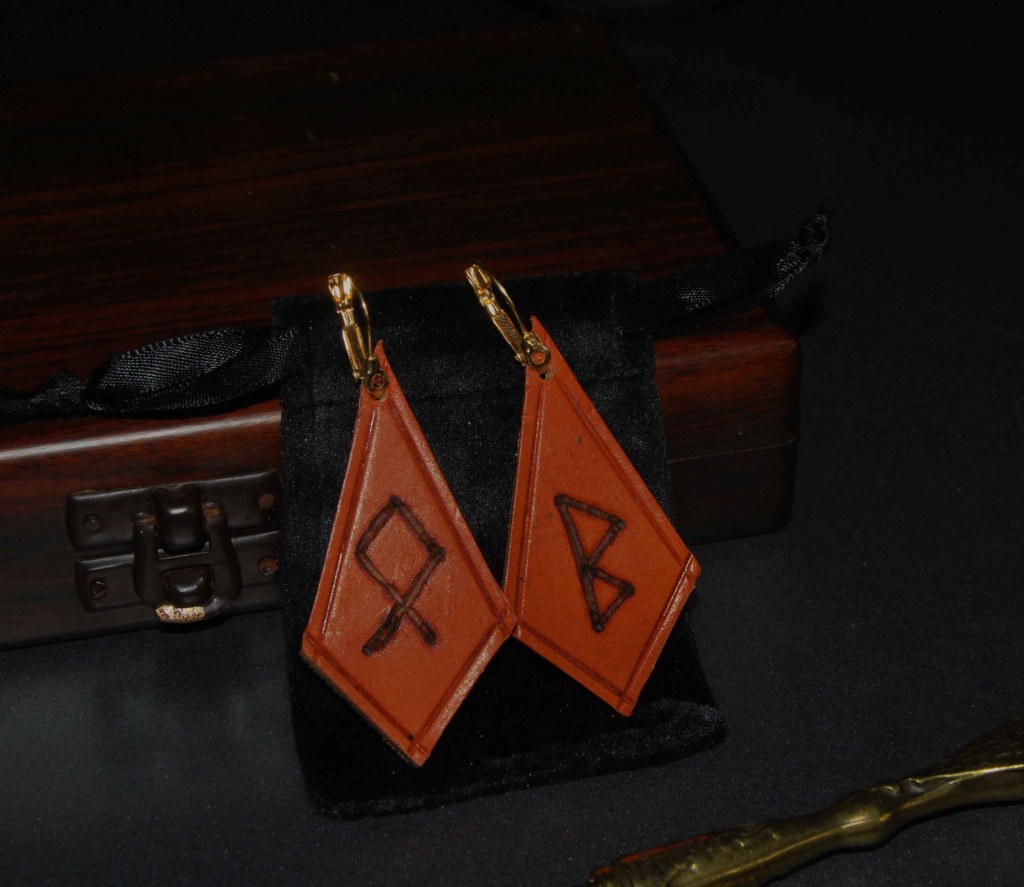 Pendientes, pirograbados, cuero natural, runas, artesanía, hecho a mano. Mod. 4