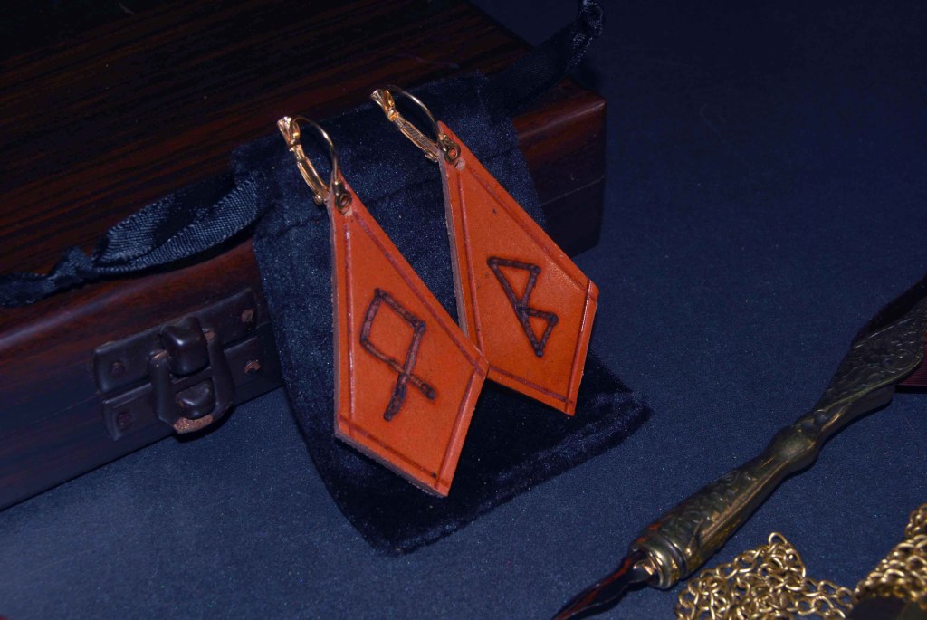 Pendientes, pirograbados, cuero natural, runas, artesanía, hecho a mano. Mod. 12