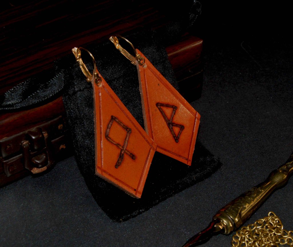 Pendientes, pirograbados, cuero natural, runas, artesanía, hecho a mano. Mod. 4