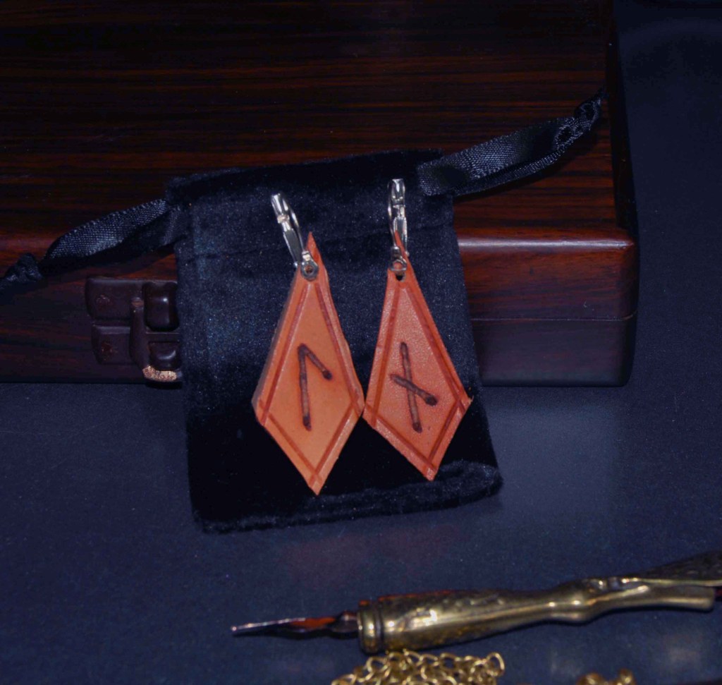 Pendientes pirograbados, cuero natural, runas, artesanía, hecho a mano Mod. 3