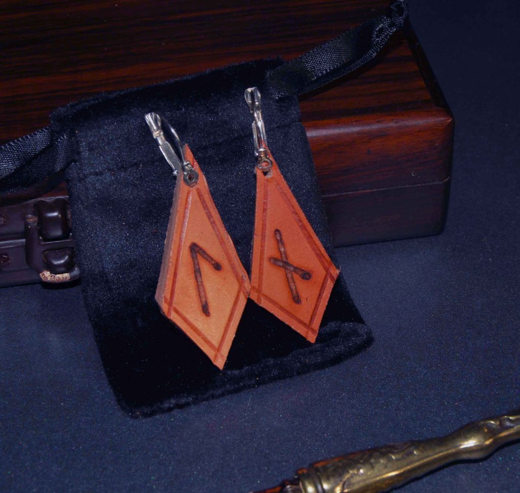 Pendientes pirograbados, cuero natural, runas, artesanía, hecho a mano Mod. 3