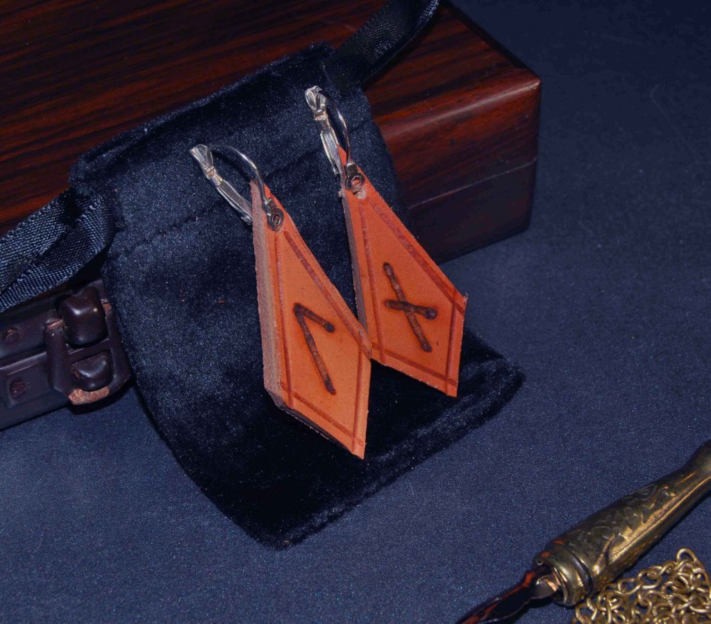Pendientes pirograbados, cuero natural, runas, artesanía, hecho a mano Mod. 3