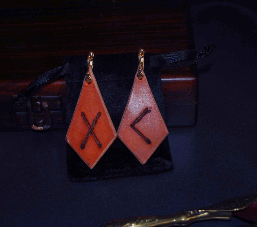 Pendientes pirograbados, cuero natural, runas, artesanía, hecho a mano Mod. 2