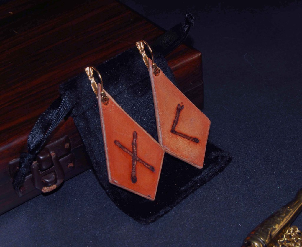 Pendientes pirograbados, cuero natural, runas, artesanía, hecho a mano Mod. 2