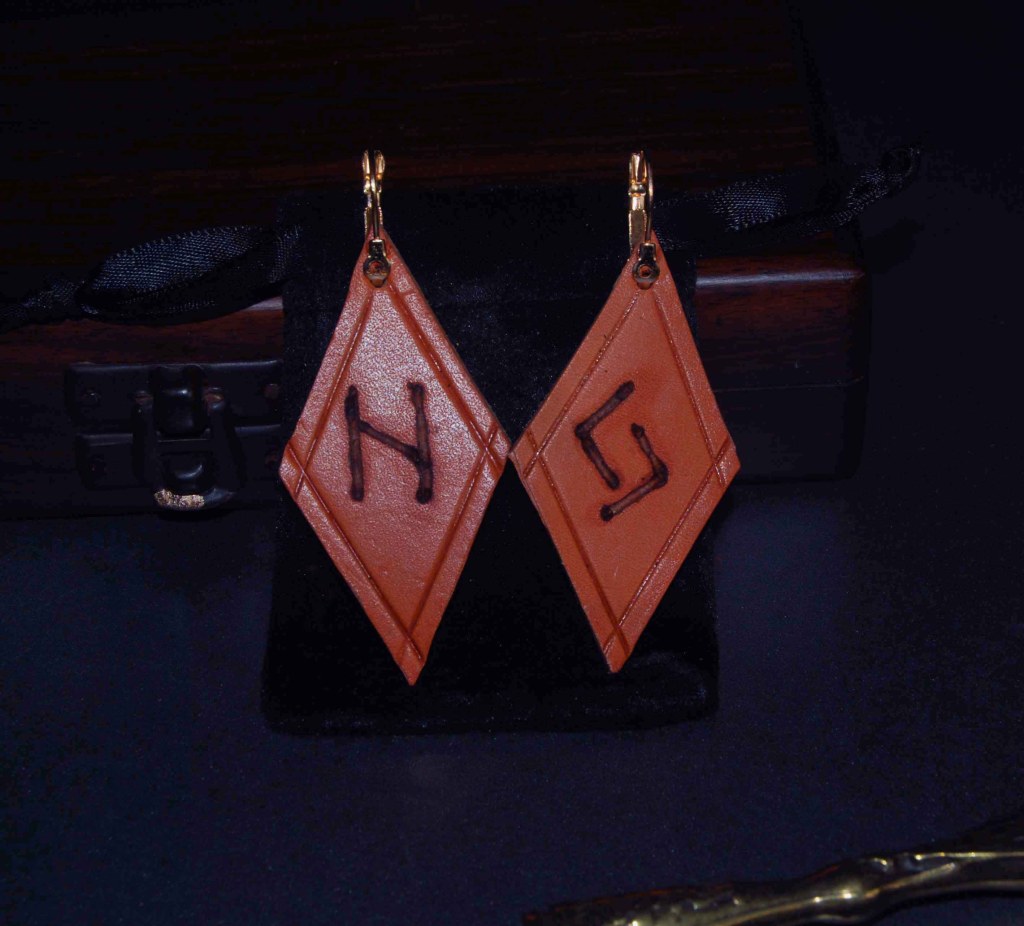 Pendientes, pirograbado, cuero natural, runas, artesanía, hecho a mano