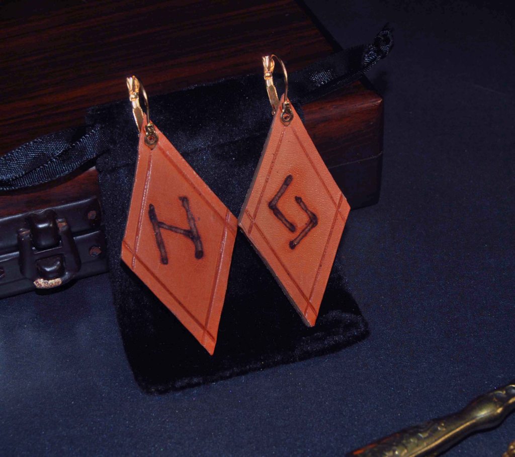 Pendientes, pirograbado, cuero natural, runas, artesanía, hecho a mano