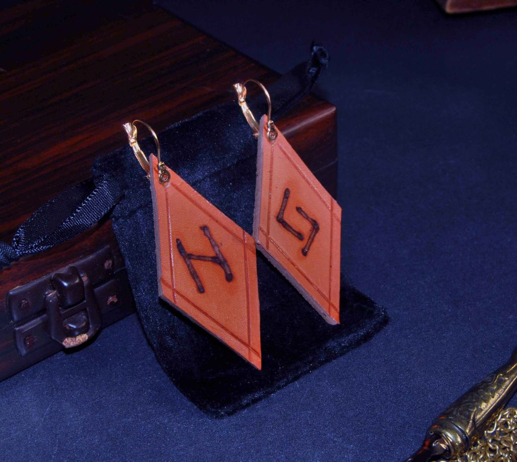 Pendientes, pirograbado, cuero natural, runas, artesanía, hecho a mano