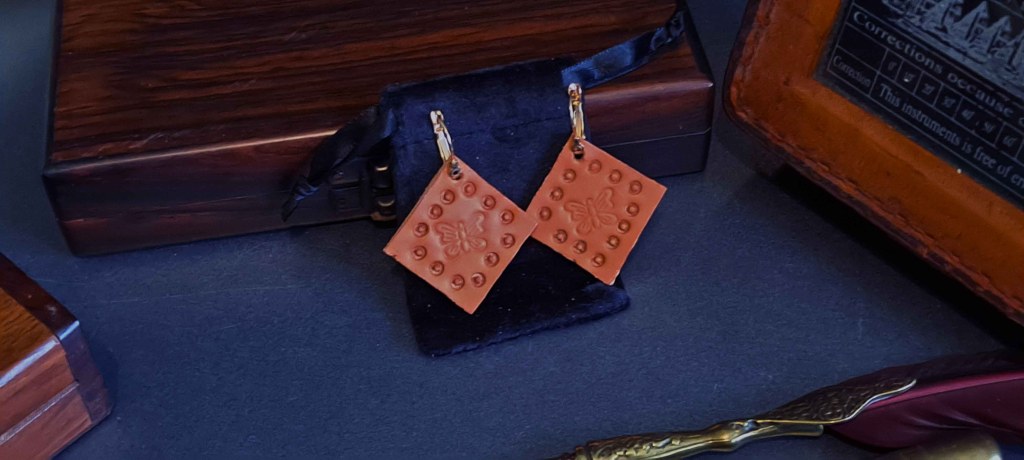 Colección: El Oráculo de la Tierra – Relieve Ancestral