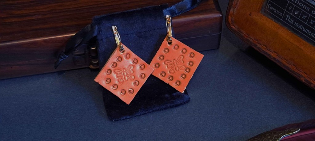 Colección: El Oráculo de la Tierra – Relieve Ancestral