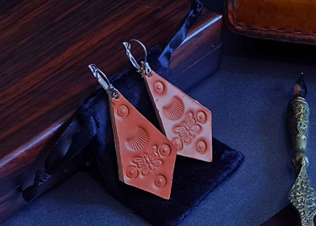 Colección: El Oráculo de la Tierra – Relieve Ancestral