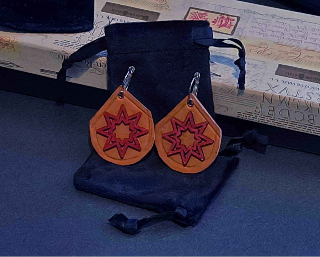 Pendientes, Madera y cuero natural, artesanía, hecho a mano. Mod. 1 Colección El oráculo del Aire Mod.1