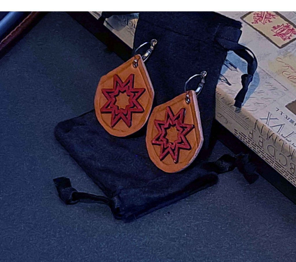 Pendientes, Madera y cuero natural, artesanía, hecho a mano. Mod. 1 Colección El oráculo del Aire Mod.1