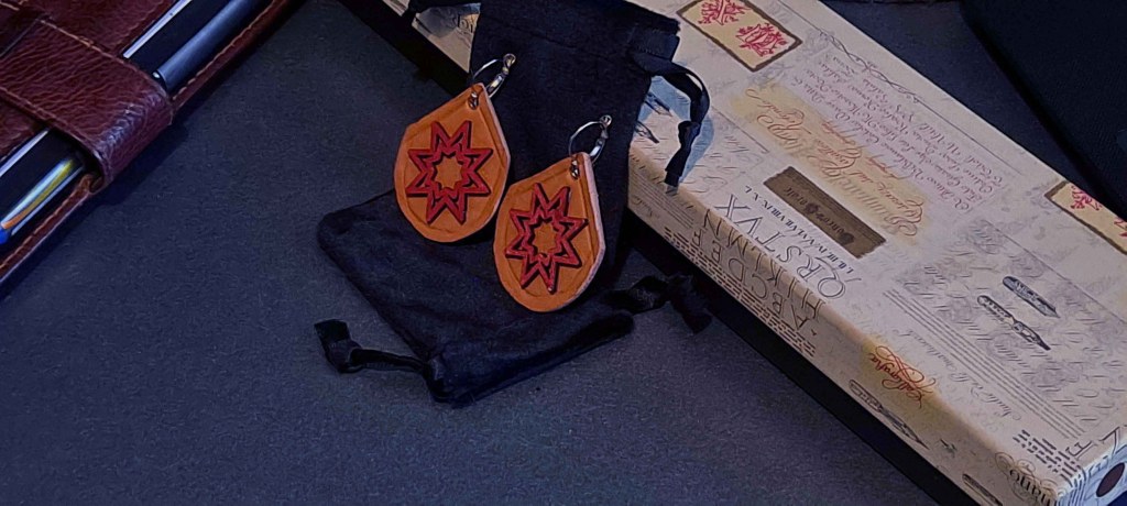 Pendientes, Madera y cuero natural, artesanía, hecho a mano. Mod. 1 Colección El oráculo del Aire Mod.1