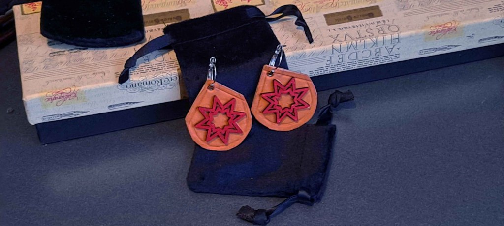 Pendientes, Madera y cuero natural, artesanía, hecho a mano. Mod. 1 Colección El oráculo del Aire Mod.1