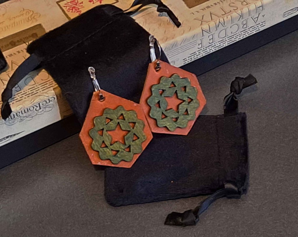 Pendientes, Madera y cuero natural, artesanía, hecho a mano. Colección El oráculo del Aire Mod.2