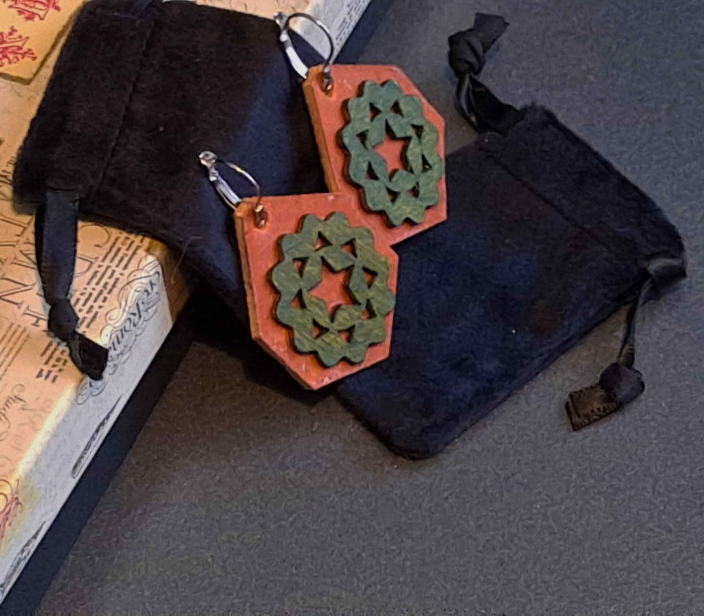 Cuero natural + filigrana de madera pintada a mano.