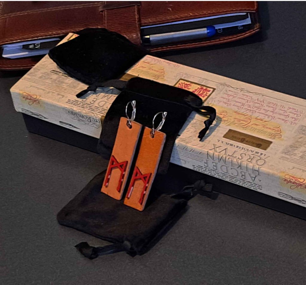 Pendientes, Madera y cuero natural, artesanía, hecho a mano. Colección El oráculo del Aire Mod.3