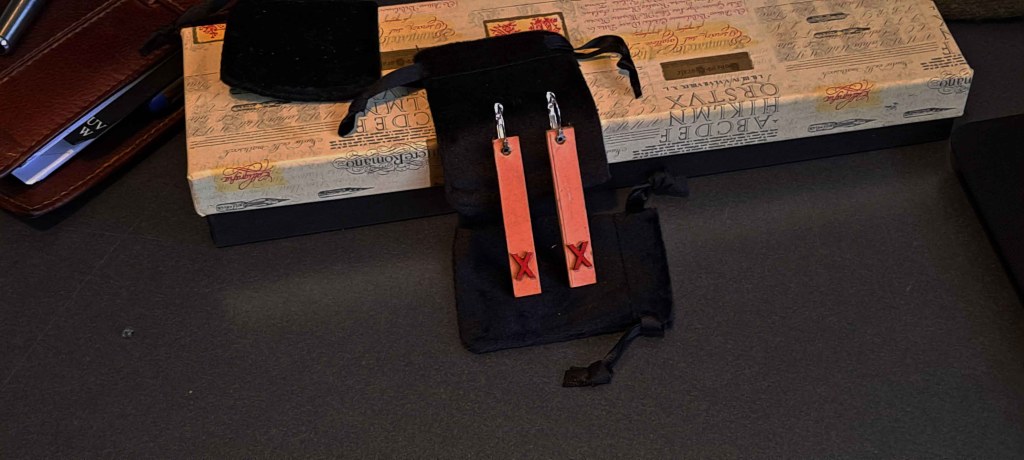 Pendientes, Madera y cuero natural, artesanía, hecho a mano. Colección El oráculo del Aire Mod.4