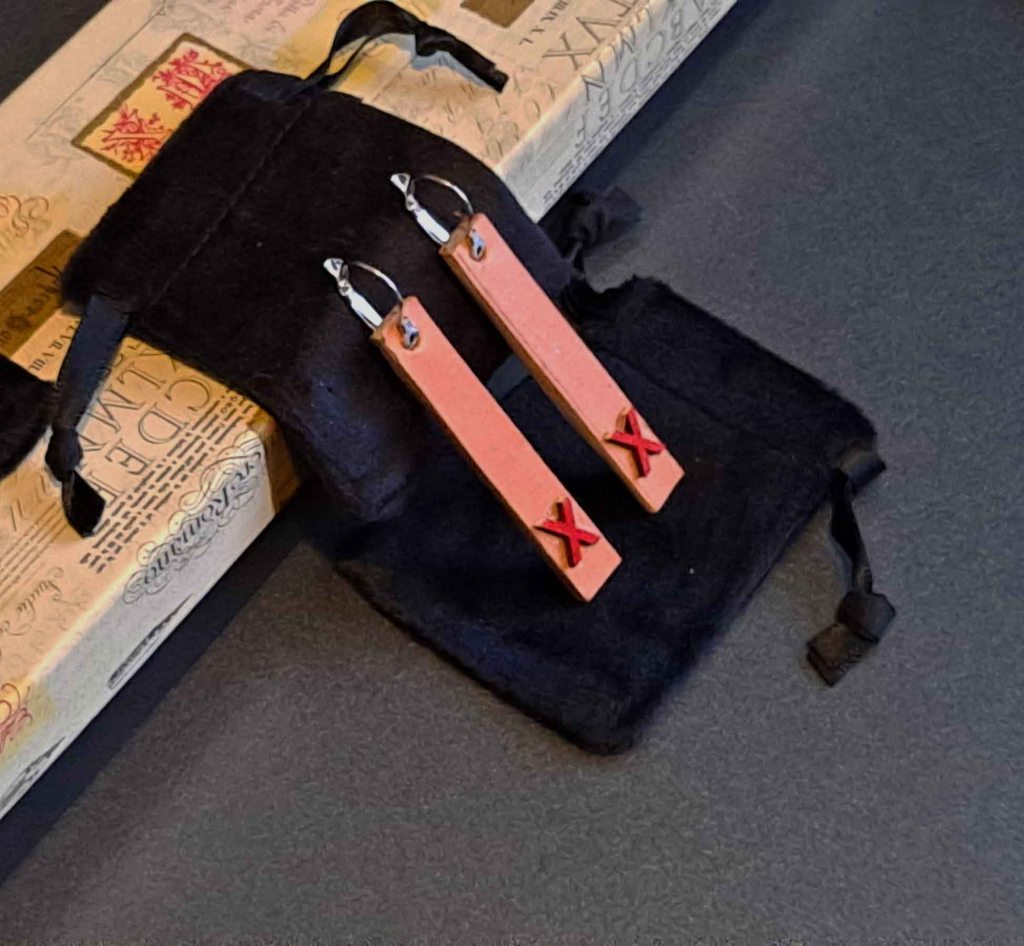 Cuero natural + filigrana de madera pintada a mano.