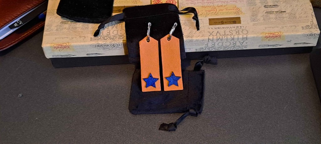 Pendientes, Madera y cuero natural, artesanía, hecho a mano. Colección El oráculo del Aire Mod. 5