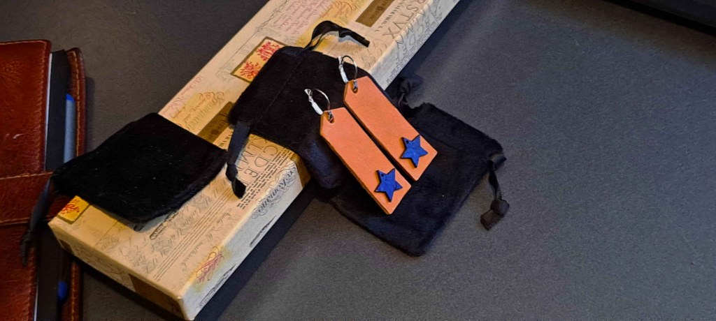 Pendientes, Madera y cuero natural, artesanía, hecho a mano. Colección El oráculo del Aire Mod. 5