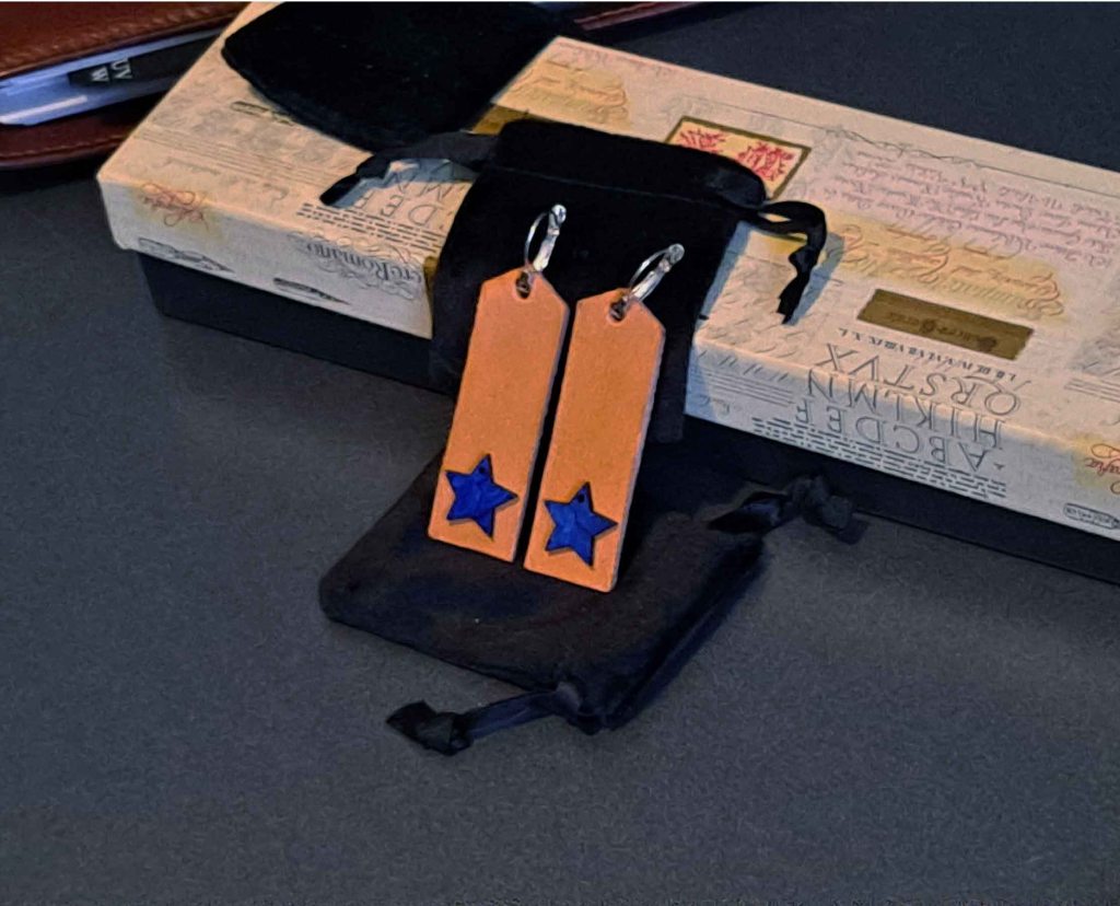 Cuero natural + filigrana de madera pintada a mano.