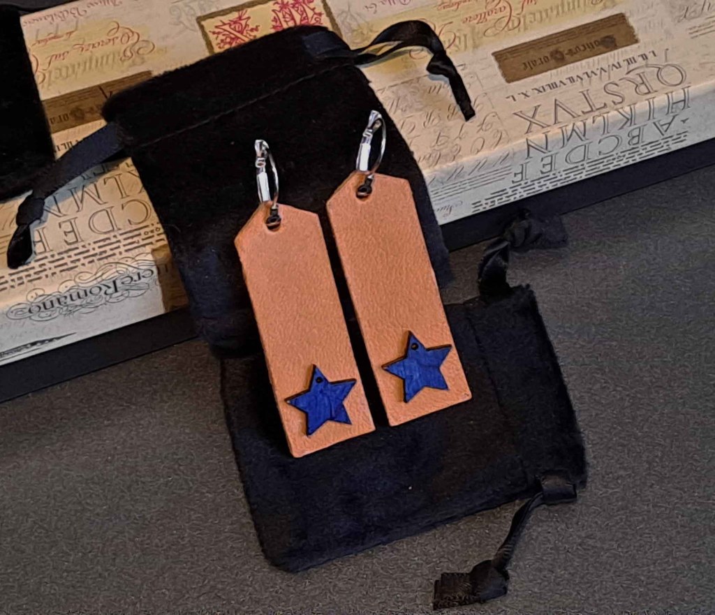 Pendientes, Madera y cuero natural, artesanía, hecho a mano. Colección El oráculo del Aire Mod. 5