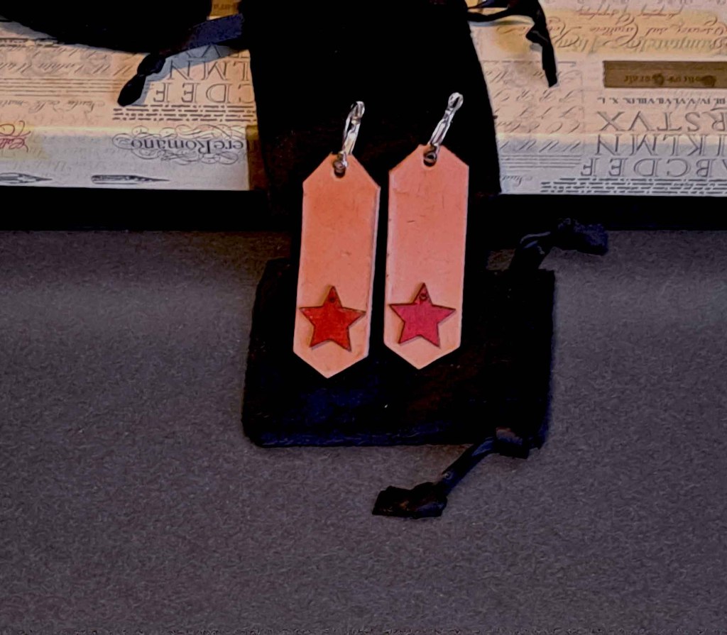 Pendientes, Madera y cuero natural, artesanía, hecho a mano. Colección El oráculo del Aire Mod. 6