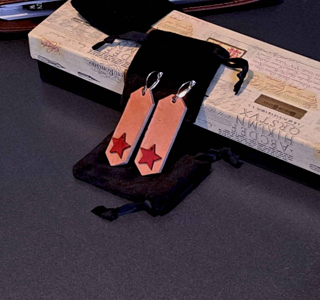 Pendientes, Madera y cuero natural, artesanía, hecho a mano. Colección El oráculo del Aire Mod. 6