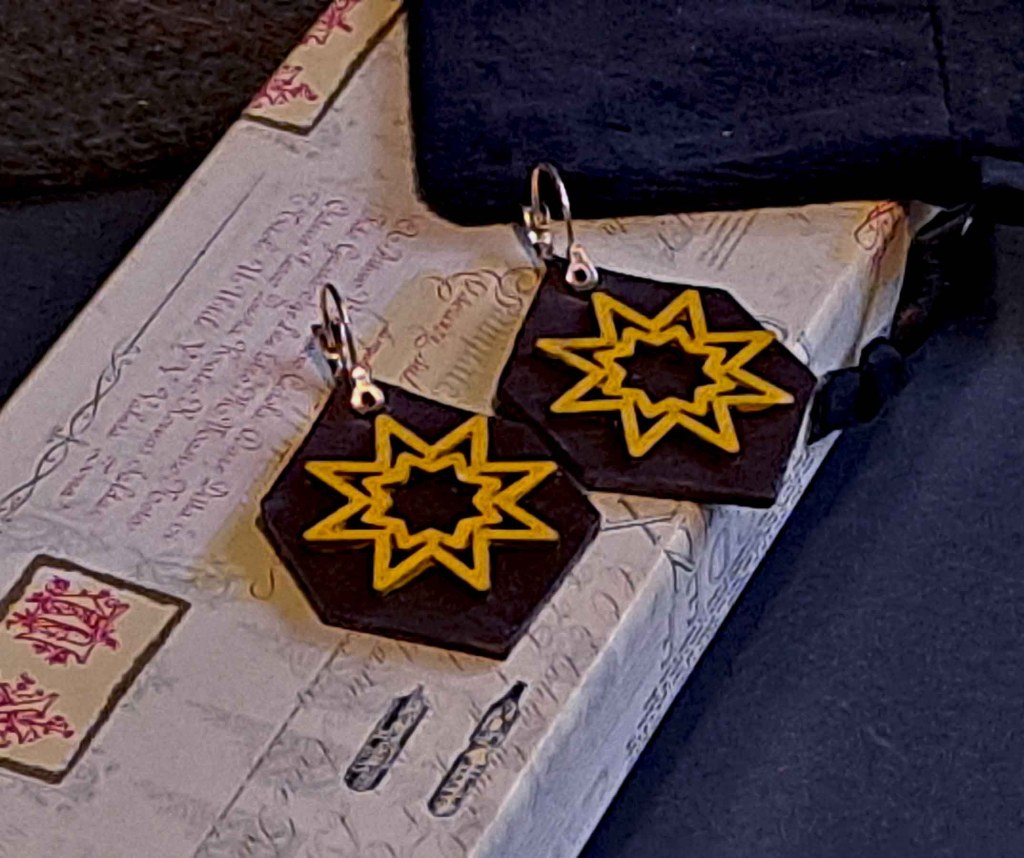 Cuero natural + filigrana de madera pintada a mano.