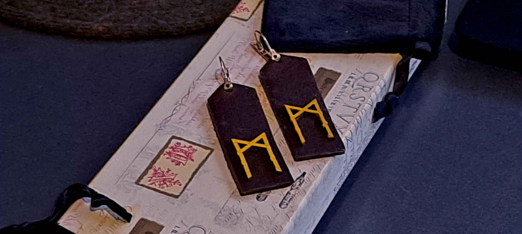 Cuero natural + filigrana de madera pintada a mano.