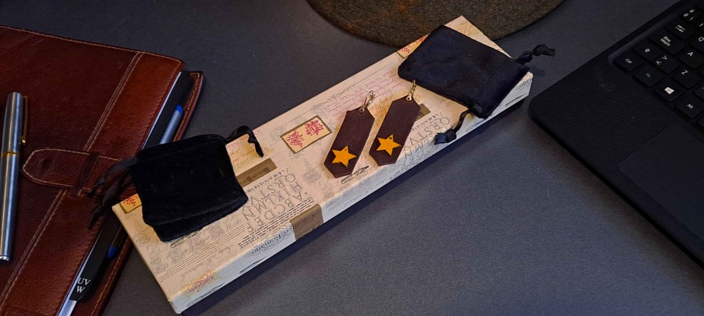 Pendientes, Madera y cuero natural, artesanía, hecho a mano. Colección El oráculo del Aire Mod. 9