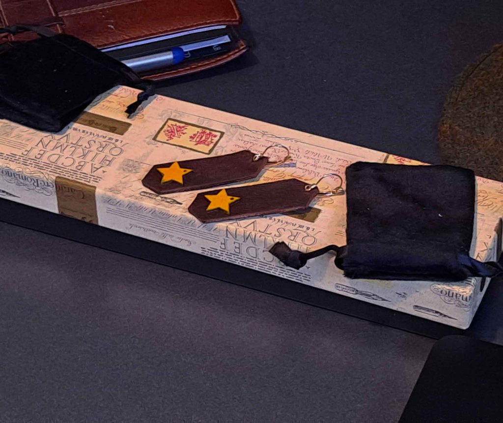 Pendientes, Madera y cuero natural, artesanía, hecho a mano. Colección El oráculo del Aire Mod. 9