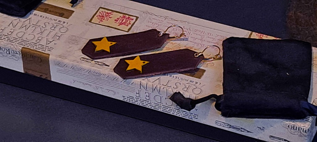 Pendientes, Madera y cuero natural, artesanía, hecho a mano. Colección El oráculo del Aire Mod. 9