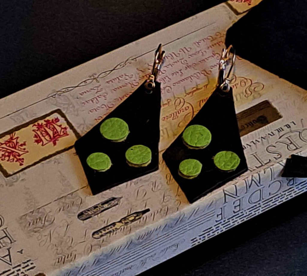Pendientes Ensamblaje de capas de cuero en colores contrastados. Colección El Oráculo del Agua Mod. 1