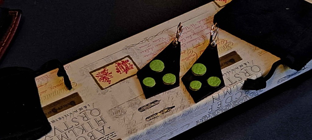 Pendientes Ensamblaje de capas de cuero en colores contrastados. Colección El Oráculo del Agua Mod. 1