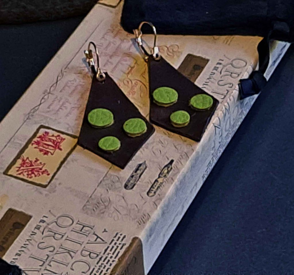 Pendientes Ensamblaje de capas de cuero en colores contrastados. Colección El Oráculo del Agua Mod. 1