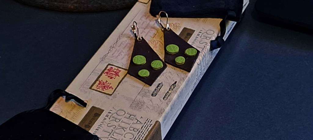 Ensamblaje de capas de cuero en colores contrastados.