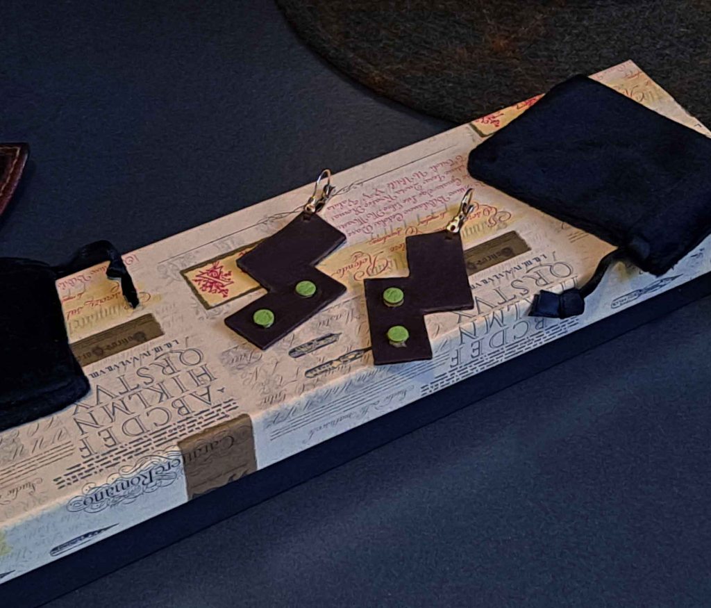 Pendientes Ensamblaje de capas de cuero en colores contrastados. Colección El Oráculo del Agua Mod. 3