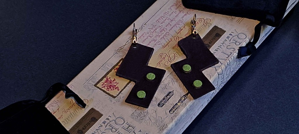 Pendientes Ensamblaje de capas de cuero en colores contrastados. Colección El Oráculo del Agua Mod. 3