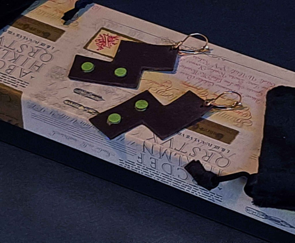 Pendientes Ensamblaje de capas de cuero en colores contrastados. Colección El Oráculo del Agua Mod. 3