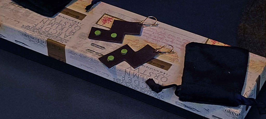 Pendientes Ensamblaje de capas de cuero en colores contrastados. Colección El Oráculo del Agua Mod. 3