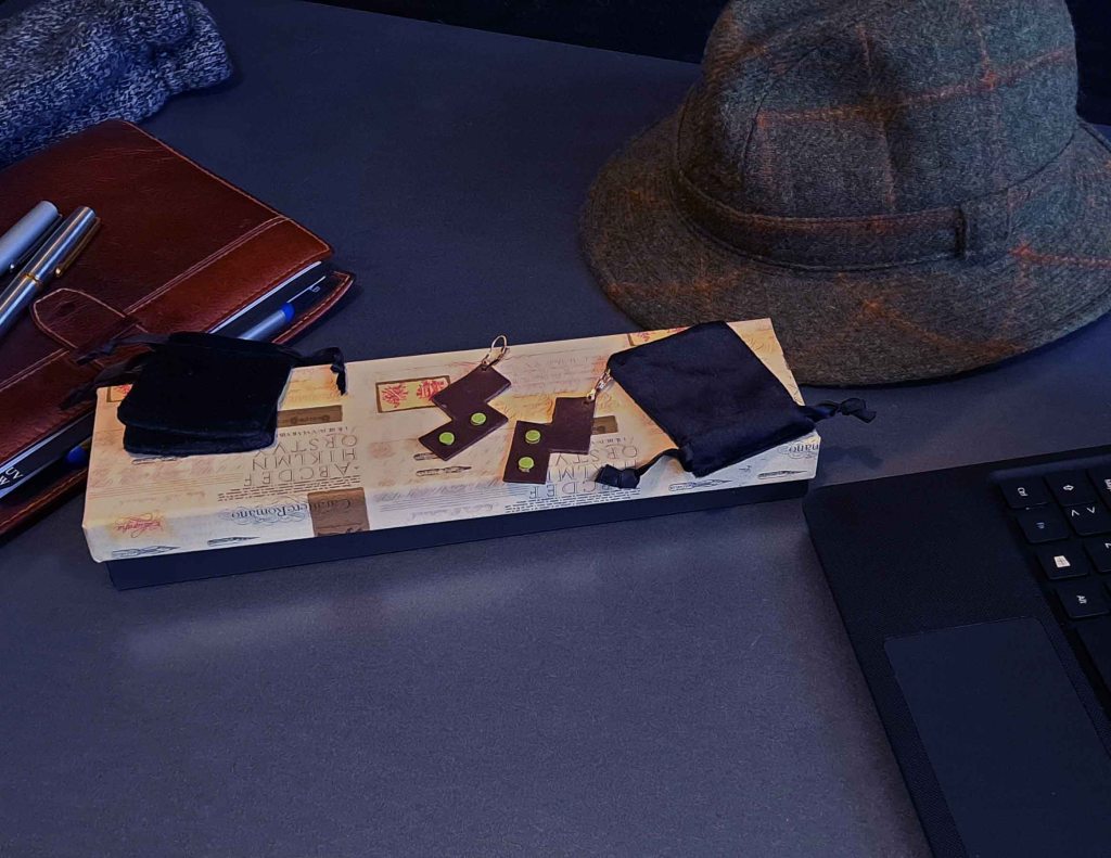 Pendientes Ensamblaje de capas de cuero en colores contrastados. Colección El Oráculo del Agua Mod. 3