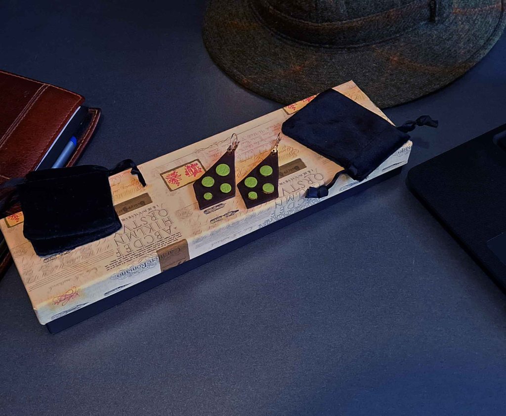 Pendientes Ensamblaje de capas de cuero en colores contrastados. Colección El Oráculo del Agua Mod. 4