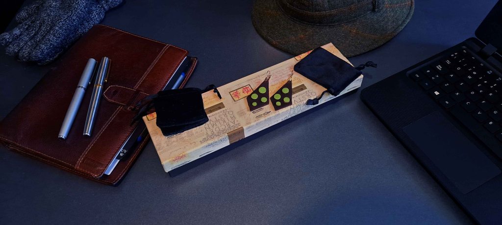 Pendientes Ensamblaje de capas de cuero en colores contrastados. Colección El Oráculo del Agua Mod. 4