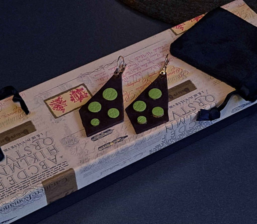 Pendientes Ensamblaje de capas de cuero en colores contrastados. Colección El Oráculo del Agua Mod. 4