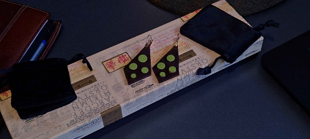 Pendientes Ensamblaje de capas de cuero en colores contrastados. Colección El Oráculo del Agua Mod. 4