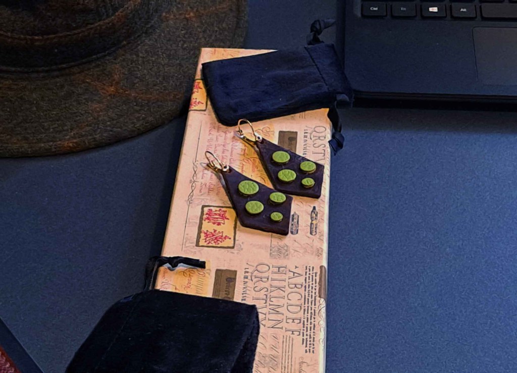 Pendientes Ensamblaje de capas de cuero en colores contrastados. Colección El Oráculo del Agua Mod. 4