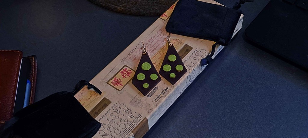 Pendientes Ensamblaje de capas de cuero en colores contrastados. Colección El Oráculo del Agua Mod. 4